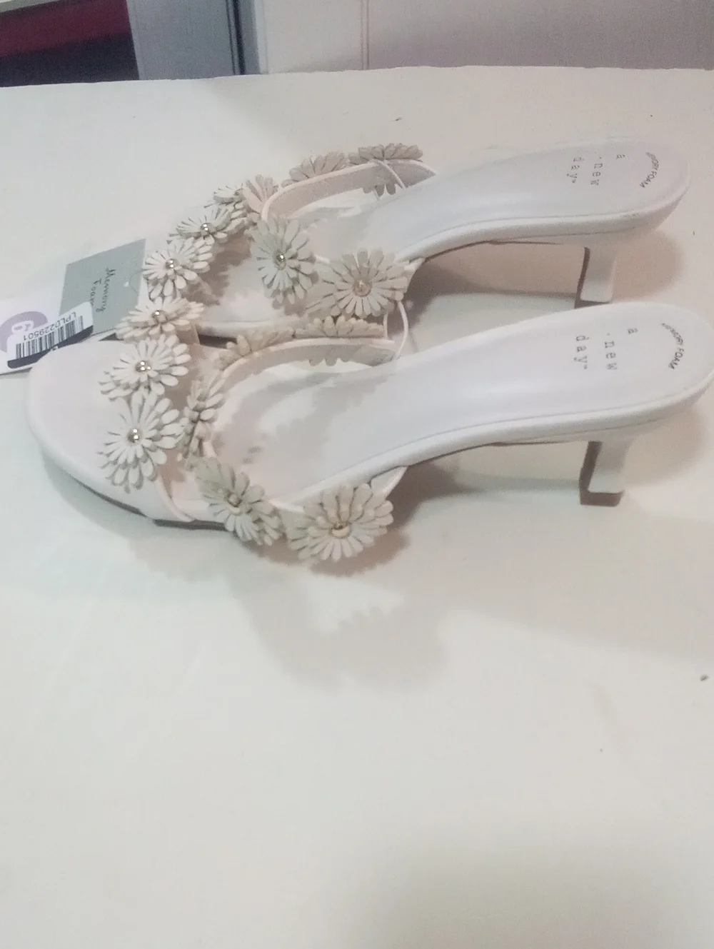 a new day Cream Floral Daisy Slide Sandals Sz 6 1/2 NWT $45 Dalia